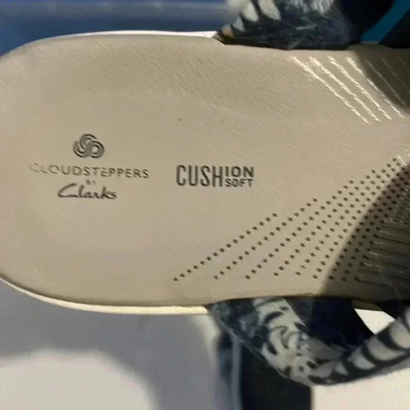 Clarks Blue and White Cushion Soft CloudSteppers Size 8 Flip Flips - Picture 5 of 6